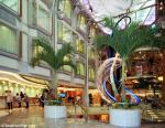 ID 2911 EXPLORER OF THE SEAS (2000/137308grt/IMO 9161728) - The Royal Promenade.